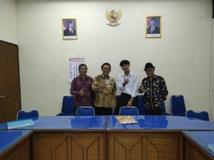 SISTEM TANDA DALAM PEMENTASAN WAYANG ORANG SRIWEDARI: INTEGRITAS SEMIOTIKA PIERCE DAN SIGNALING THEORY MICHAEL SPANCE – Ujian Kelayakan ANGGER TANDANG YUDO PRABOWO